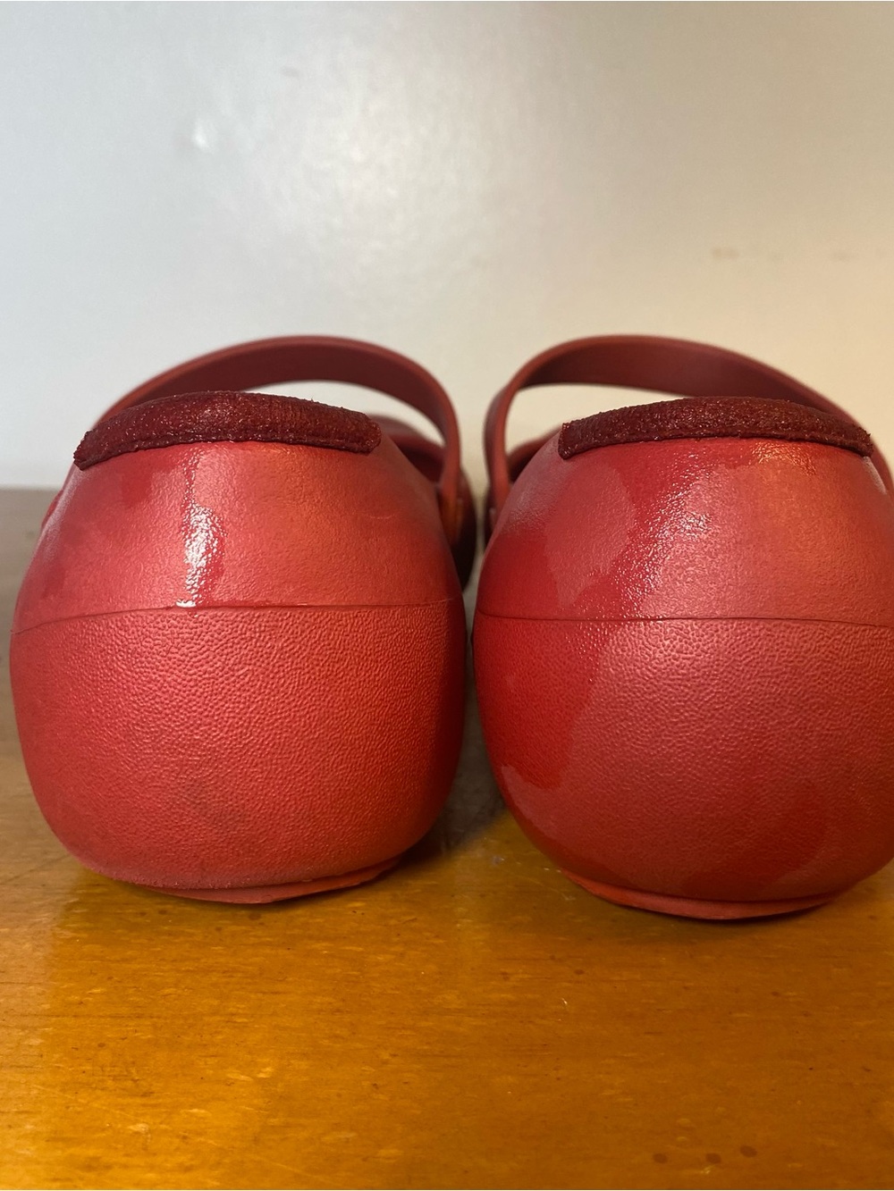 Crocs Women’s 10 Alice Ballet Flats Mary Jane Shoes Red Rubber Slip On Strap - Picture 4 of 7